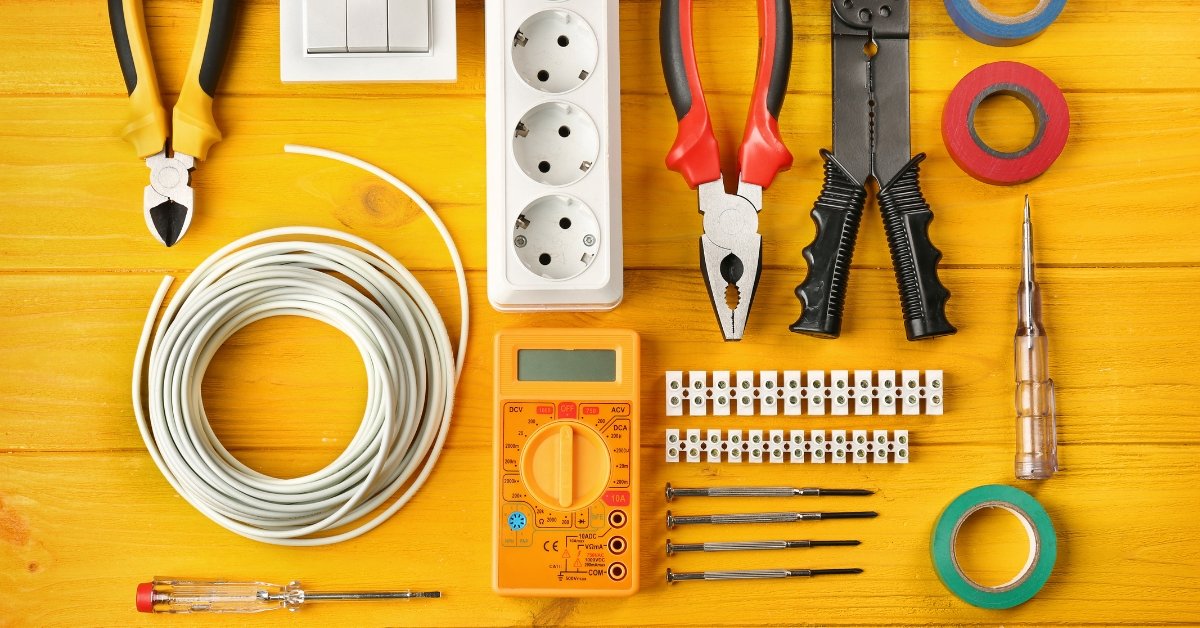 Eletricista profissional RPI realizando instalação elétrica